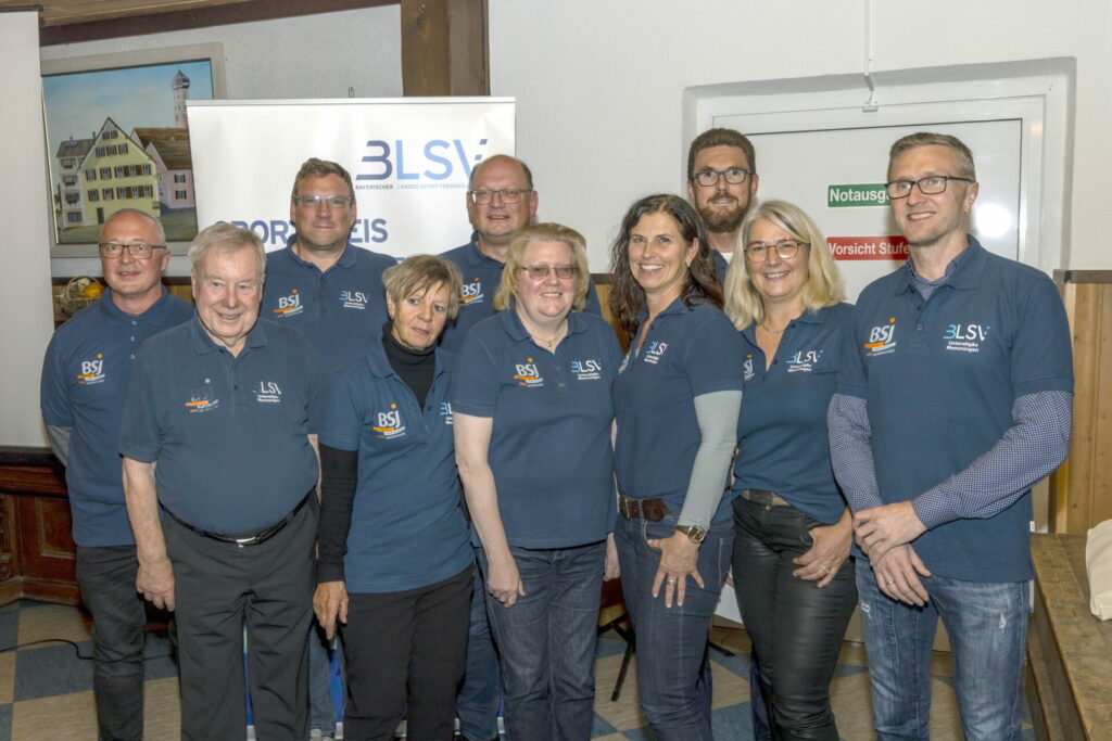 Gruppe Menschen gekleidet in T-Shirts mit BSV und MSJ Logo stehen vor einem BLSV Aufsteller 