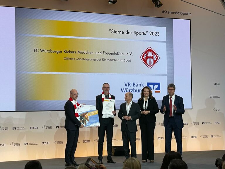 Bundeskanzler Olaf Scholz überreicht kleinen Stern des Sports an FC Würzburger Kickers