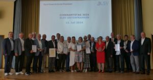 Gruppe Menschen, einige mit Urkunden in der Hand auf der Bühne bei der Ehrenamtspreisverleihung