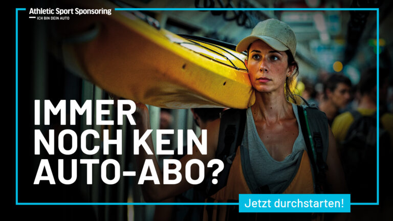Eine Frau steht mit einem Kajak auf der Schulter in einer Straßenbahn. Darunter ein Schriftzug "Immer noch kein Auto-Abo?"