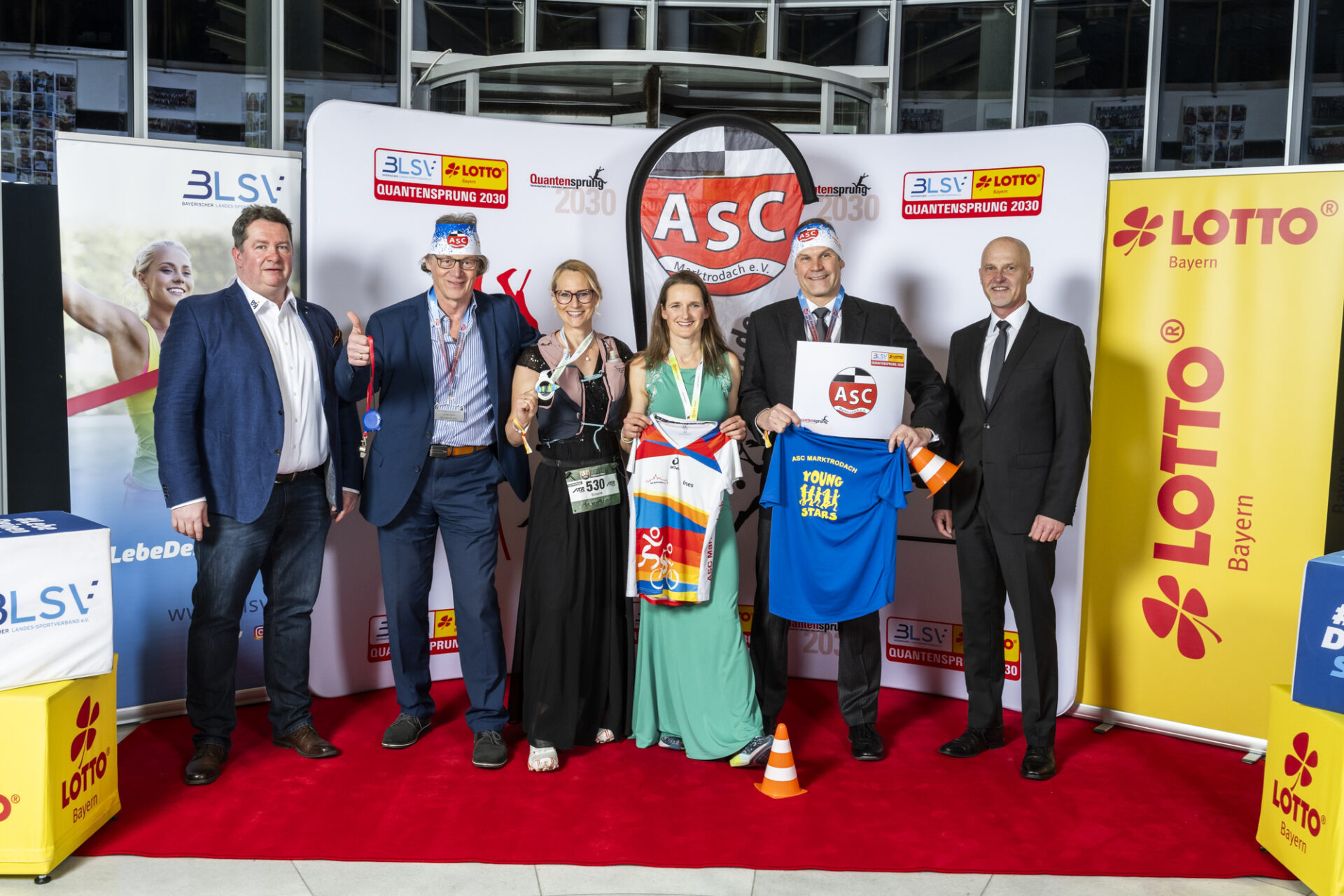 Quantensprung-Gala 2025 von und mit dem BLSV und Lotto Bayern. Siegerbild mit ASC Marktrodach.