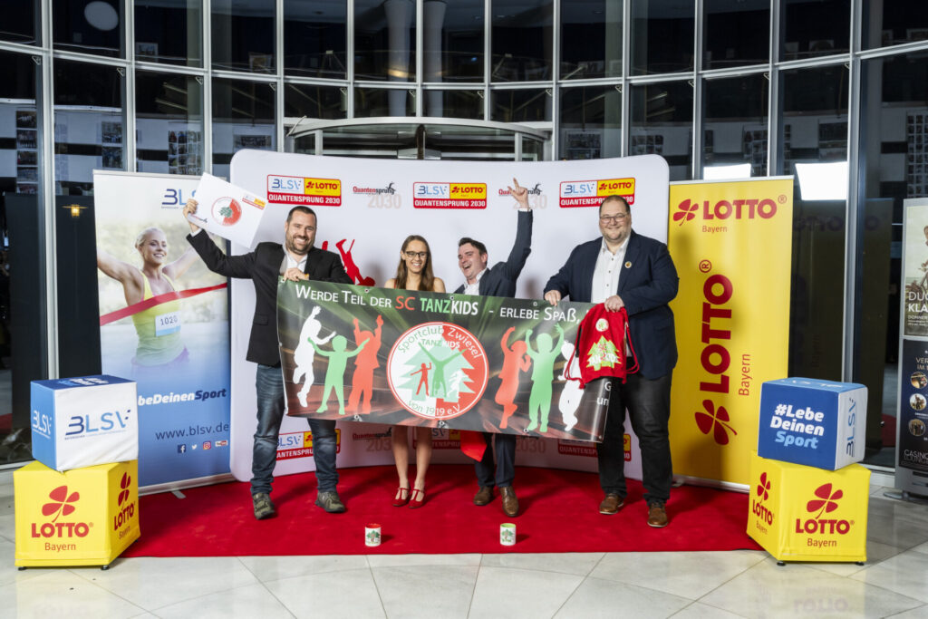 Quantensprung-Gala 2025 von und mit dem BLSV und Lotto Bayern. Siegerbild mit SC Zwiesel.