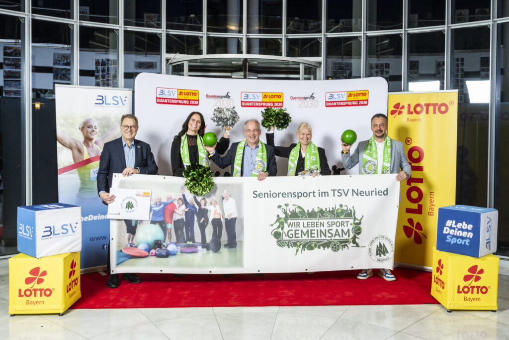 Quantensprung-Gala 2025 von und mit dem BLSV und Lotto Bayern. Siegerbild mit TSV Neuried.