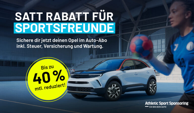 Ein Opel steht in in einer Sporthalle. Der Schriftzug "Satt Rabatt für Sportsfreunde" dadrüber