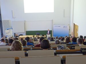 Jörg Ammon hält in einem Hörsaal einen Vortrag