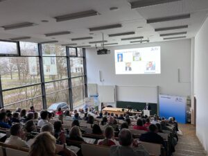 Otto Baumann hält in einem Hörsaal einen Vortrag